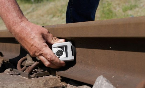 Prisme for sporovervåking og stålkonstruksjon med magnet