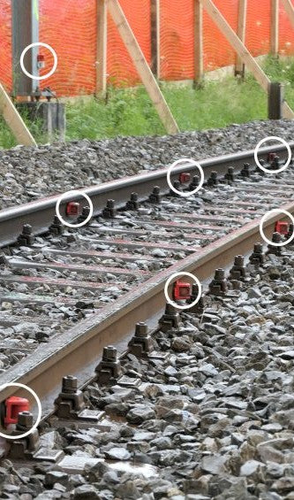 Prisme for sporovervåking og stålkonstruksjon med magnet