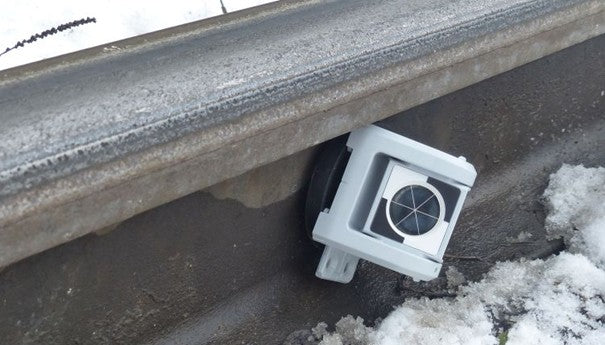 Prisme for sporovervåking og stålkonstruksjon med magnet